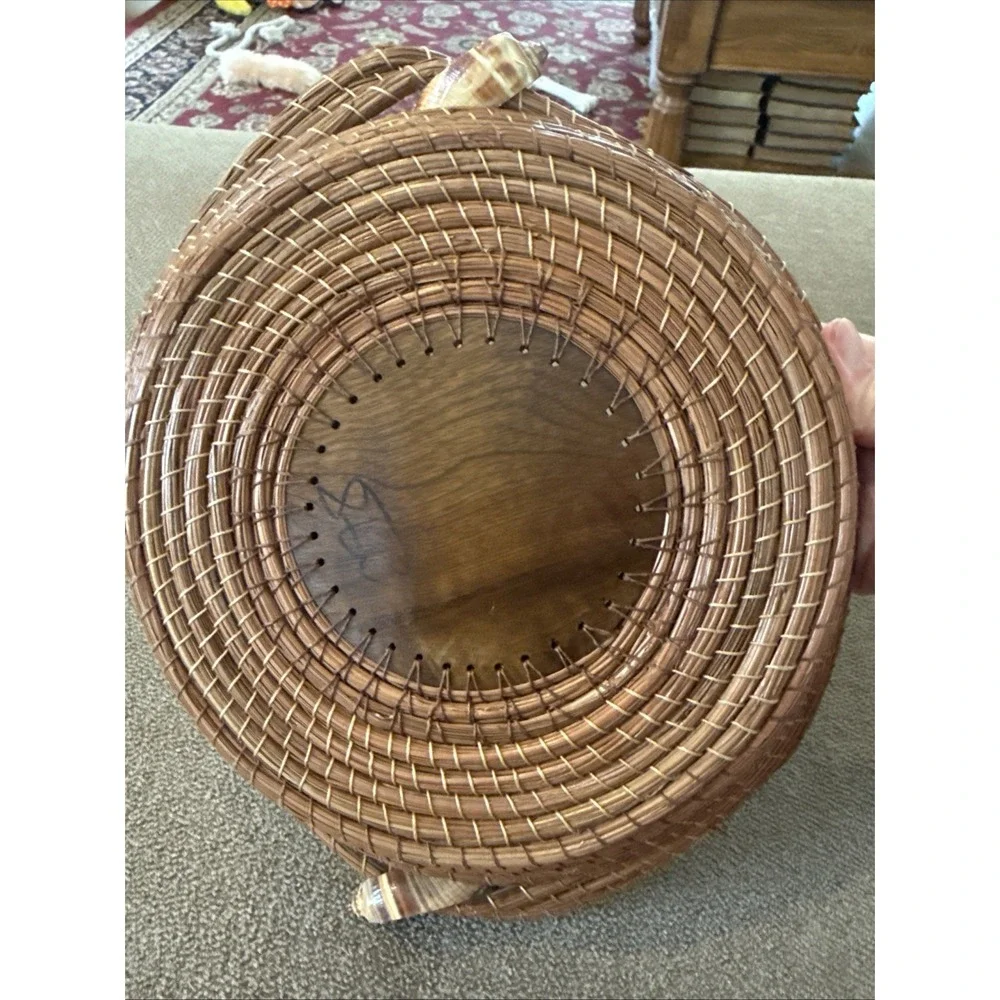 Round Wicker Decorative Basket Brown with Seashell Handles (TD)